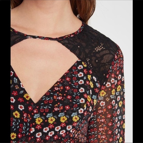 NWT BCBGeneration Floral Top Lace Trim,V-Neck,Black-Multi,Bell Sleeve,Size 2 - Picture 2 of 15